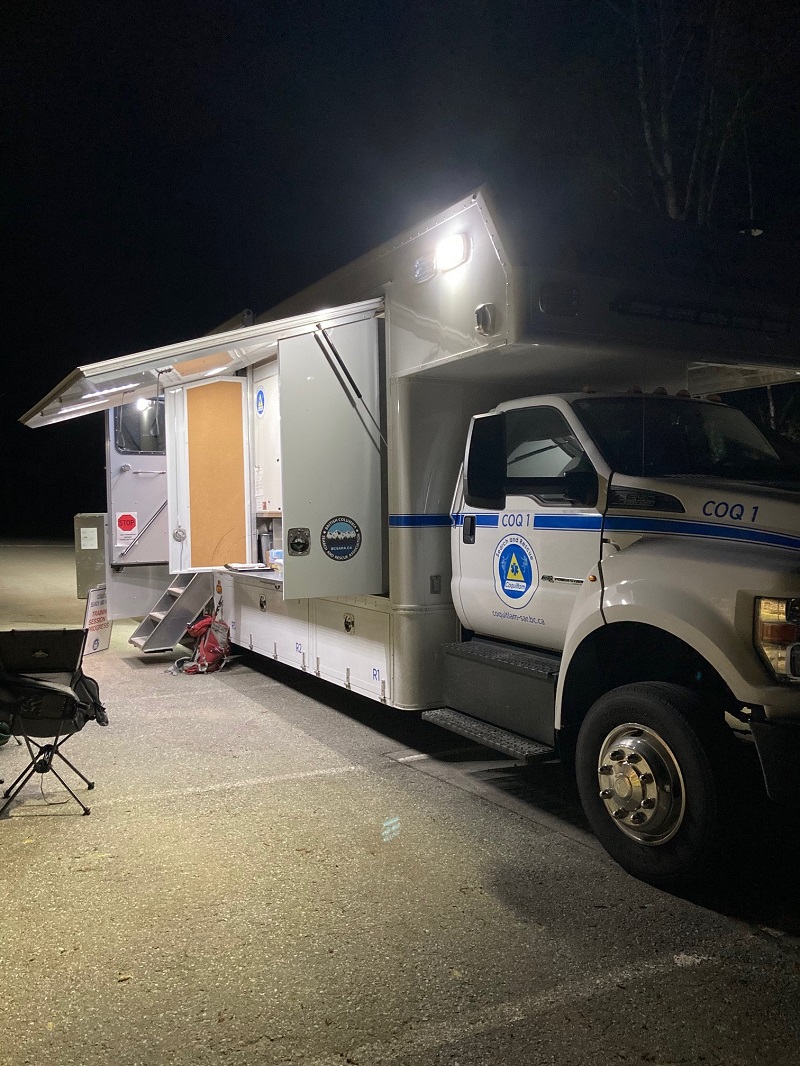 La nuit; vue de l’extérieur du véhicule de commandement de l’équipe de Recherche et Sauvetage de Coquitlam