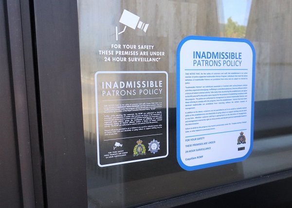 Une affiche du PCNA est apposée visiblement sur la vitrine d’un établissement participant.