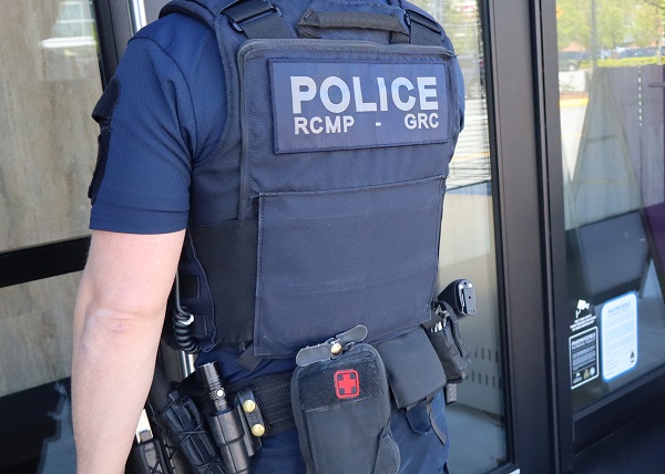 A CGET officer enters a licenced establishment through the front door with an IPP sign clearly displayed beside the entranceway