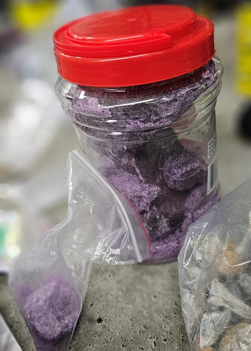 Fentanyl violet présumé dans un récipient en plastique