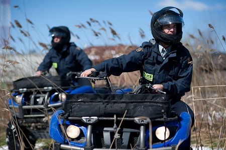 Deux membres sur des VTT dans un champ 