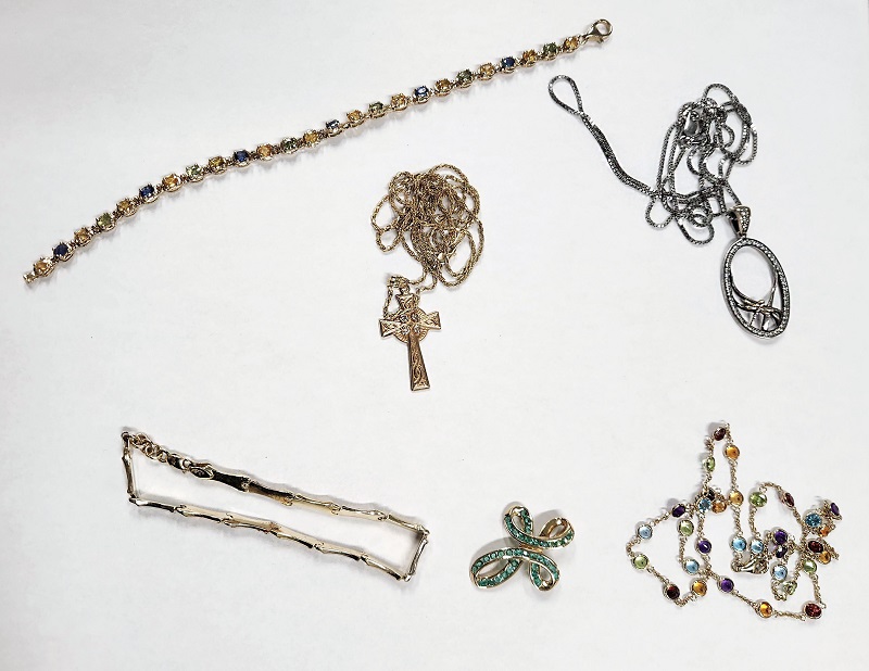 Cinq bijoux récupérés comprenant des colliers et un pendentif